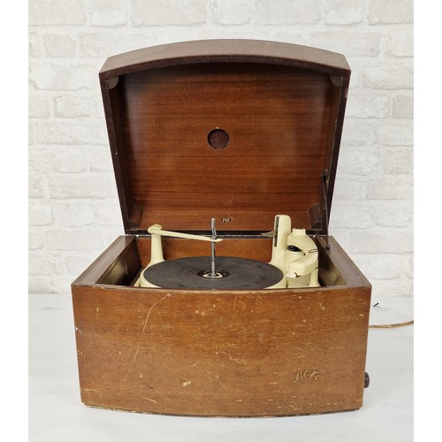 700 - PYE Wooden Cased Record Player - Early PYE record player circa 1950'sThe belt appears to be working ... 