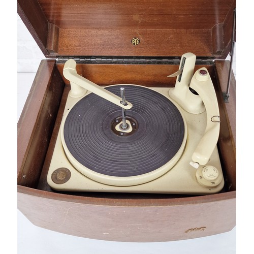 700 - PYE Wooden Cased Record Player - Early PYE record player circa 1950'sThe belt appears to be working ... 
