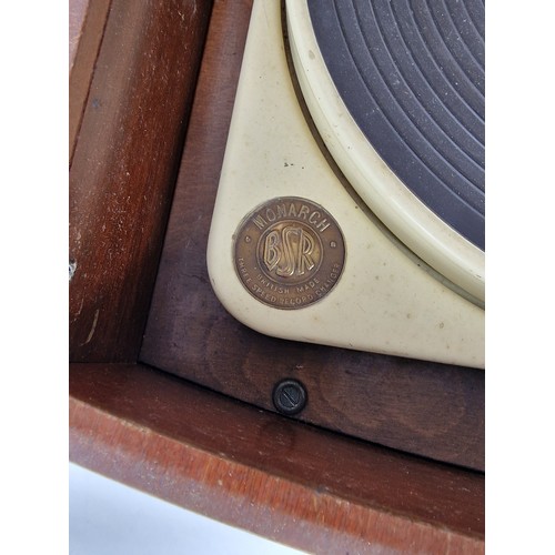 700 - PYE Wooden Cased Record Player - Early PYE record player circa 1950'sThe belt appears to be working ... 