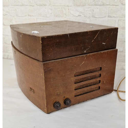 700 - PYE Wooden Cased Record Player - Early PYE record player circa 1950'sThe belt appears to be working ... 