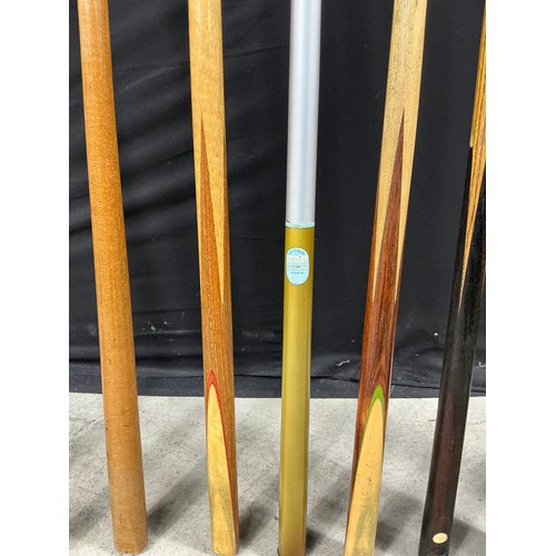1 - Approx 20 Snooker Cues, long reach cues and Rests - ranging from vintage 40's to modern day

Collect... 