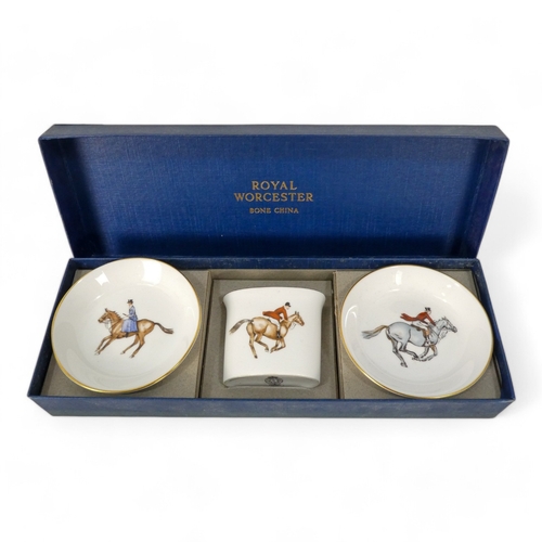 258 - A Royal Doulton character plate - 'The Hunting Man', 23cm diameter, together with a boxed set of Roy... 