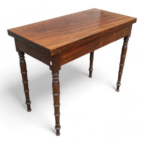 953 - A George IV mahogany tea table - the rectangular top on a swivelling frame on turned tapering legs, ... 