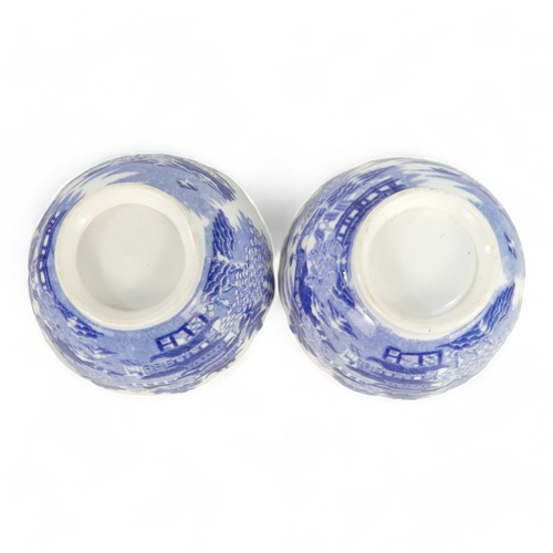 261 - An early 19th century English blue and white tea bowl - chinoiserie decoration, two figures on a bri... 