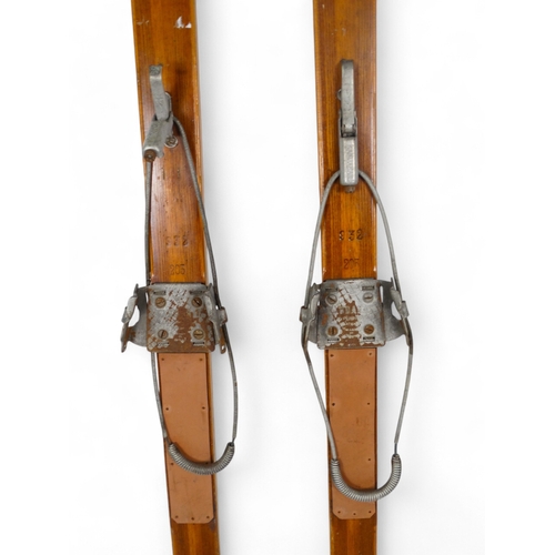 37 - A pair of vintage wooden skis by Bonna - with Telemark bindings, 206cm long.