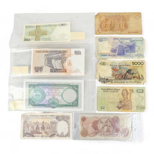 389 - A small collection of bank notes - including Poland, Mozambique, Peru and United Kingdom.