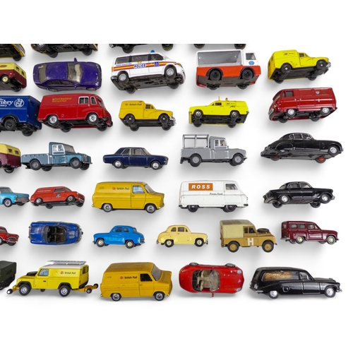 472 - Diecast mainly 'OO' Gauge Motor Vehicles - in excess of 70 items. Comprising a plastic tray containi... 