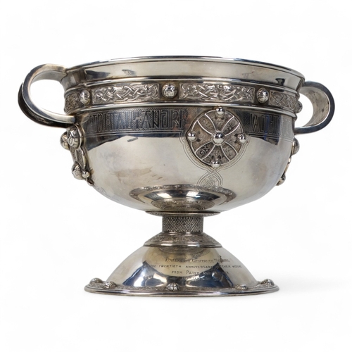 527 - A large Britannia silver bowl - Dublin 1930, with twin handles and Celtic strapwork decoration, rais... 