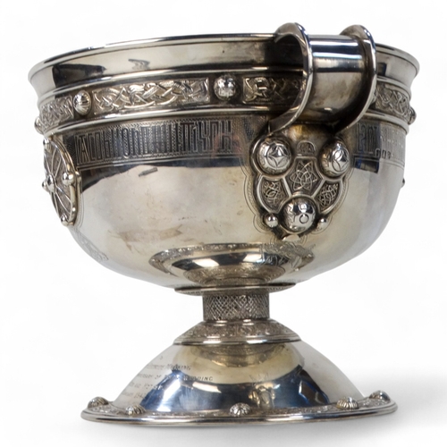 527 - A large Britannia silver bowl - Dublin 1930, with twin handles and Celtic strapwork decoration, rais... 