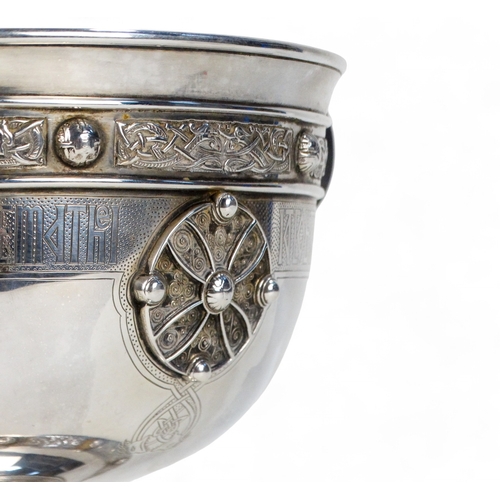 527 - A large Britannia silver bowl - Dublin 1930, with twin handles and Celtic strapwork decoration, rais... 