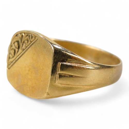 611 - A 9ct gold signet ring - with a vacant matrix, size T, 3.7g, together with a 9ct gold pendant in the... 