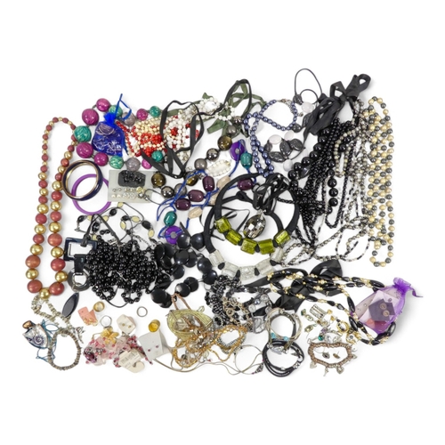 625 - A quantity of costume jewellery - including necklaces, bangles and brooches.