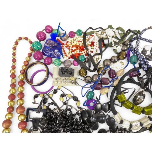 625 - A quantity of costume jewellery - including necklaces, bangles and brooches.