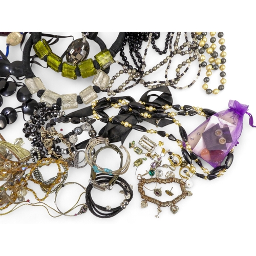 625 - A quantity of costume jewellery - including necklaces, bangles and brooches.