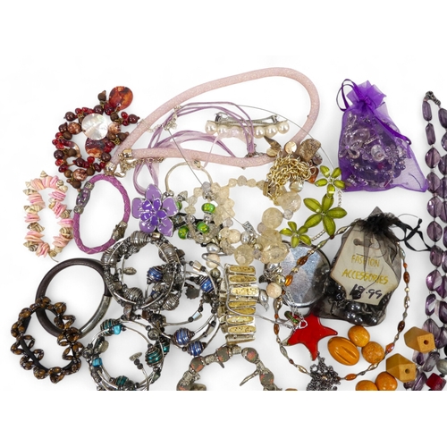 627 - A quantity of costume jewellery - including necklaces bangles and brooches.