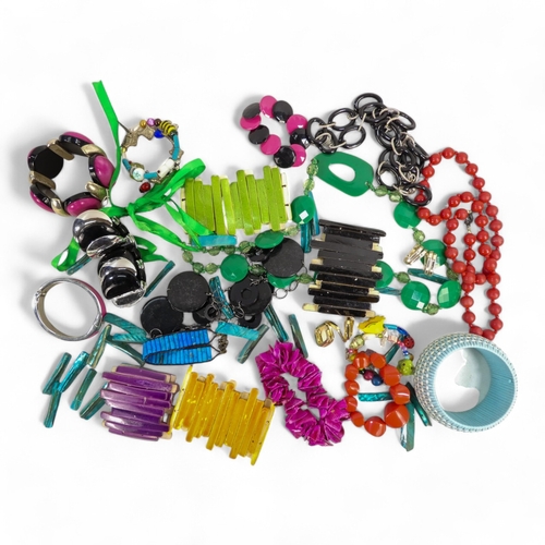 628 - A quantity of costume jewellery - including necklaces, bangles and brooches.