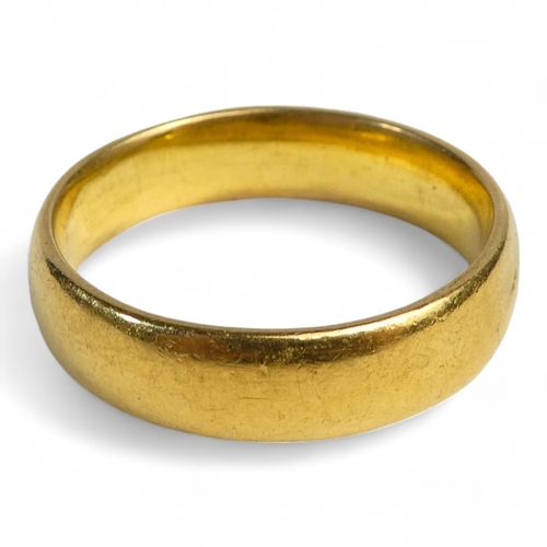 641 - A 22ct gold wedding band - size N, 6.6g