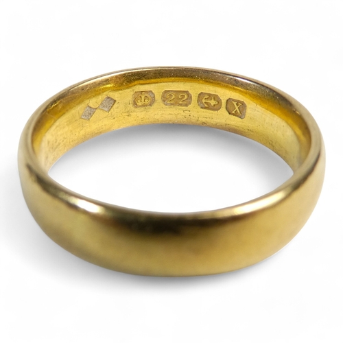 641 - A 22ct gold wedding band - size N, 6.6g