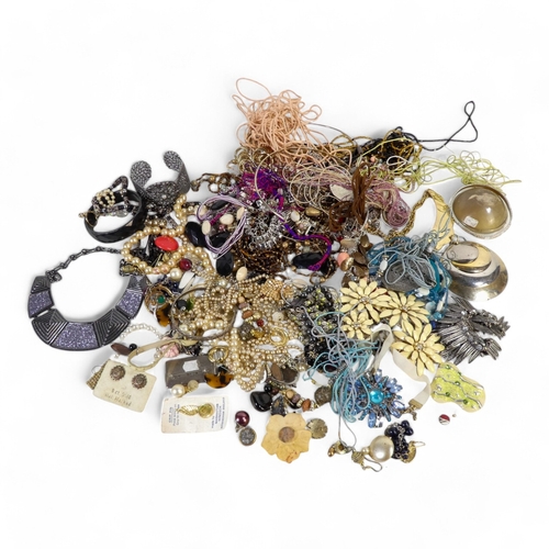 643 - A quantity of costume jewellery.