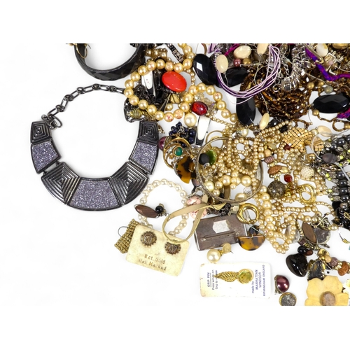 643 - A quantity of costume jewellery.