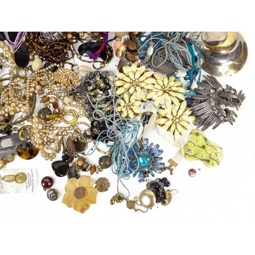 643 - A quantity of costume jewellery.