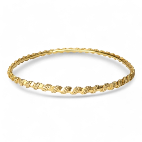 688 - A yellow metal bangle - spiral twist and stamped 22ct, 14g.