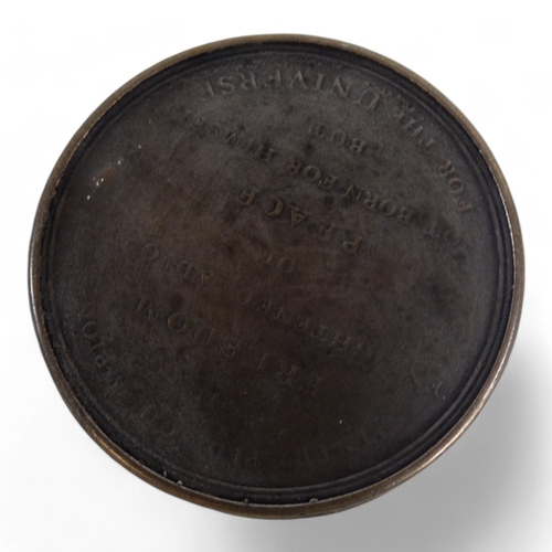 98 - A Charles James Fox death medallion snuff box - inscribed to lid and base, diameter 5cm.