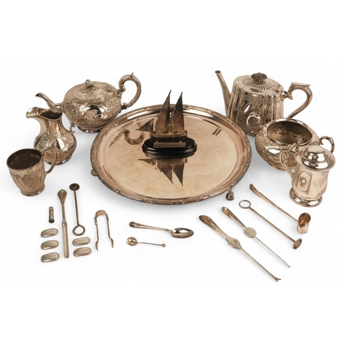 552 - A quantity of plated wares - including a three piece tea service, tray, lidded tankard, teapot, mug ... 