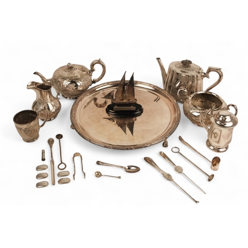 552 - A quantity of plated wares - including a three piece tea service, tray, lidded tankard, teapot, mug ... 