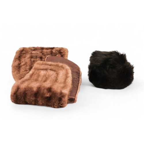 399 - A 20th century fur stole - together with a hat.