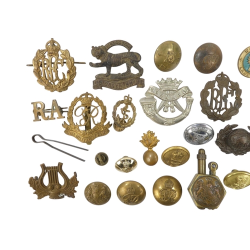 436 - A quantity of 20th century military badges and buttons.