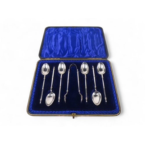 498 - A boxed set of silver tea spoons - Birmingham 1908, together with a pair of sugar nips, 90g.