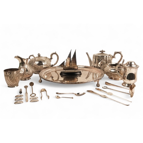 552 - A quantity of plated wares - including a three piece tea service, tray, lidded tankard, teapot, mug ... 