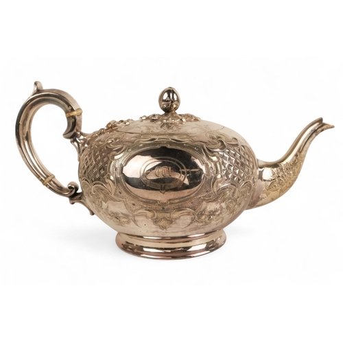 552 - A quantity of plated wares - including a three piece tea service, tray, lidded tankard, teapot, mug ... 