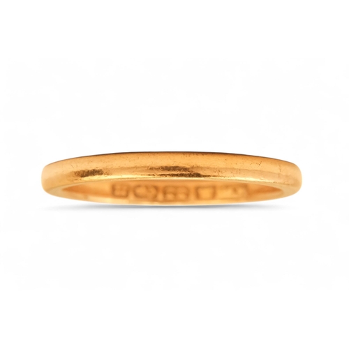 585 - A 22ct gold wedding band - size P, 3.6g.