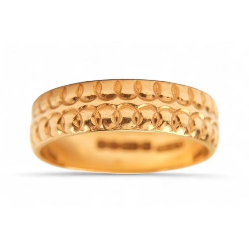 586 - An 18ct gold wedding band - size N, 4.2g.