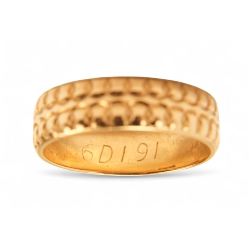 586 - An 18ct gold wedding band - size N, 4.2g.