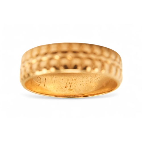 586 - An 18ct gold wedding band - size N, 4.2g.