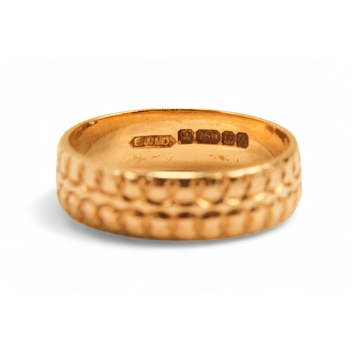 586 - An 18ct gold wedding band - size N, 4.2g.