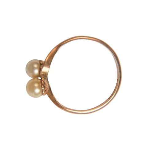 597 - A 9ct gold pearl set ring with crossover setting - size N, 1.3g.