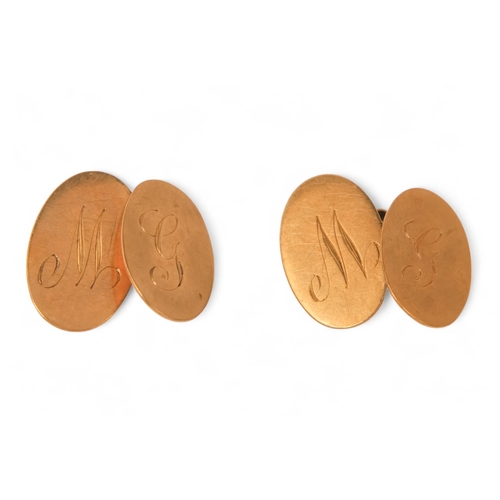 600 - A pair of 9ct gold cufflinks - oval chain linked and engraved initials G and W, 5.1g.