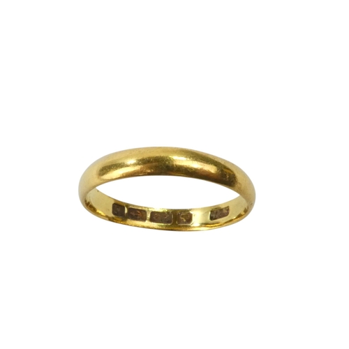 625 - A 22ct gold wedding band - 2.2g.