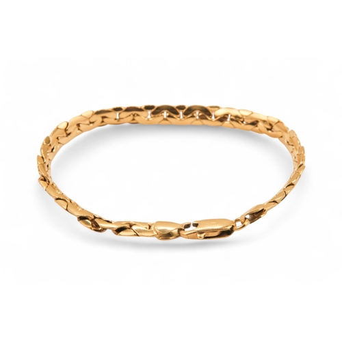 626 - An 18ct gold bracelet - of flattened fancy link, 11.3g.