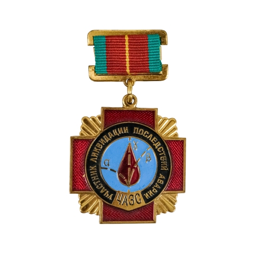 85 - A quantity of military badges and buttons.