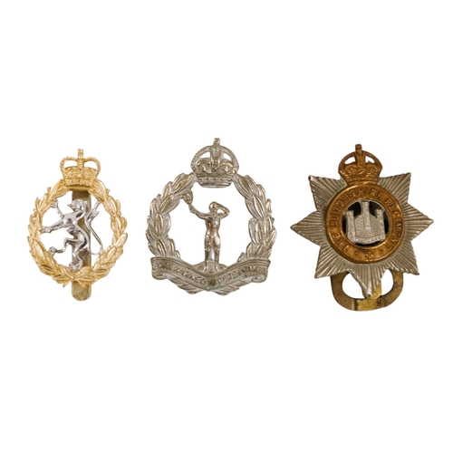 85 - A quantity of military badges and buttons.