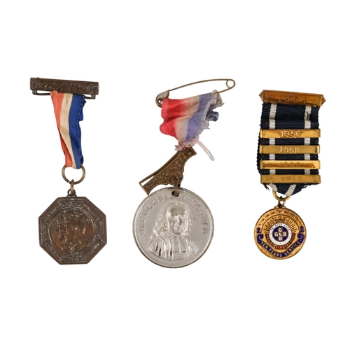 85 - A quantity of military badges and buttons.