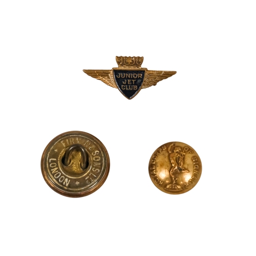 85 - A quantity of military badges and buttons.