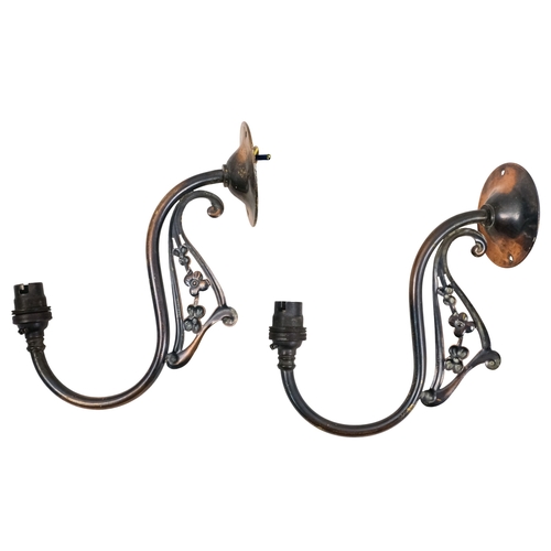 130 - A pair of metal wall lamps with floral decoration - 23cm.