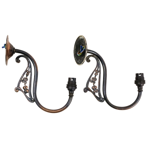 130 - A pair of metal wall lamps with floral decoration - 23cm.