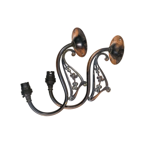 130 - A pair of metal wall lamps with floral decoration - 23cm.